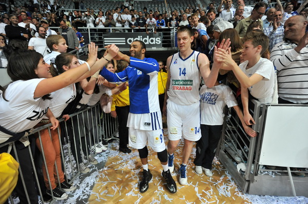 Zadar, 260513.
Dvorana Kresimira Cosica. 
3. polufinalna utakmica prvenstva Hrvatske izmedju KK Zadar i KK Cedevita.
Na fotografiji: slavlje Zadrana.
Foto: Luka Gerlanc / CROPIX