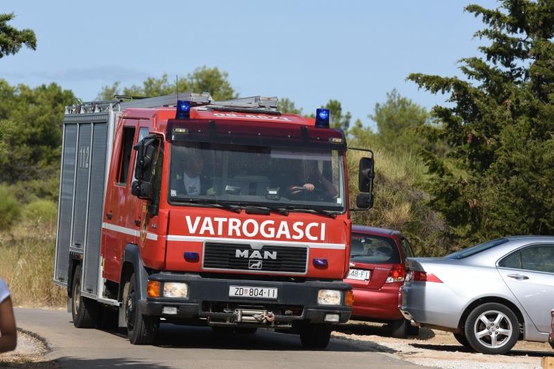 Kanaderi i air tractori gasili požar u blizini dikljanskih kuća i vikendica Kanaderi i air tractori gasili požar u blizini dikljanskih kuća i vikendica