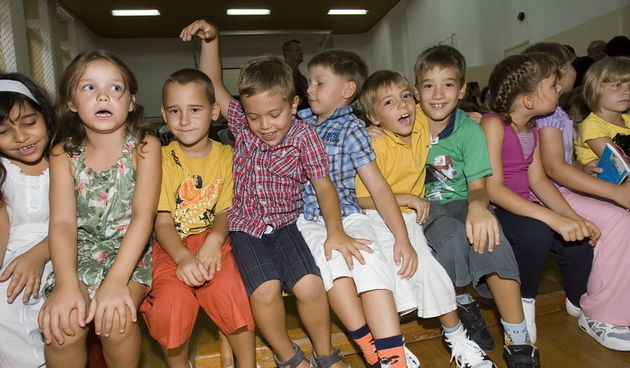 Rijeka, 050911.
Ucenici Osnovne skole Nikola Tesla.
Danas je u rijeckim osnovnim i srednjim skolama pocela nova nastavna godina.
Na slici: Prvasici prvi dan u skolskim klupama.
Foto: Zeljko Sop / CROPIX