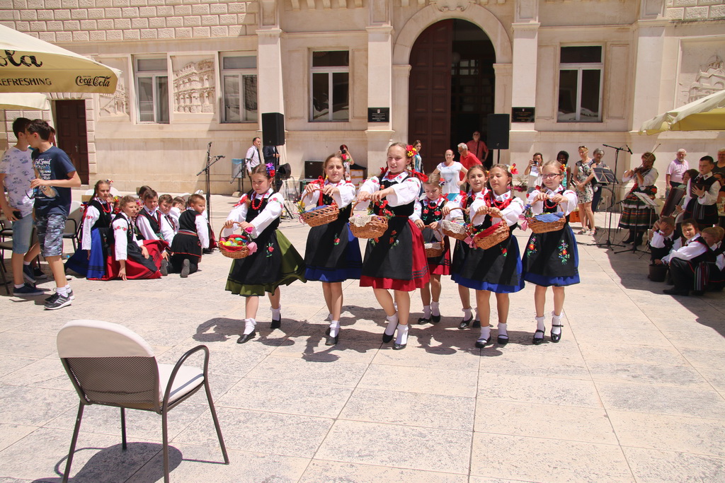 OŠ Zadarski otoci, učenici na Narodnom trgu