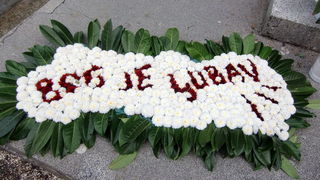 Usprkos jakom jugu gradsko groblje u Zadru danas je zasjalo toplim bojama cvijeca i svijeca kojima su gradjani ukrasili posljednja pocivalista svojih najdrazih, Foto: Mladen Malik Usprkos jakom jugu gradsko groblje u Zadru danas je zasjalo toplim bojama cvijeca i svijeca kojima su gradjani ukrasili posljednja pocivalista svojih najdrazih, Foto: Mladen Malik