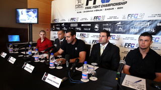 Zadar, 080513.
Hotel Novi Park.
Konferencija za medije povodom Final fight Championship-a koji se odrzava ovaj petak u dvorani Kresimira Cosica na Visnjiku.
Na fotografiji: detalj sa konferencije.
Foto: Jure Miskovic / CROPIX Zadar, 080513.
Hotel Novi Park.
Konferencija za medije povodom Final fight Championship-a koji se odrzava ovaj petak u dvorani Kresimira Cosica na Visnjiku.
Na fotografiji: detalj sa konferencije.
Foto: Jure Miskovic / CROPIX