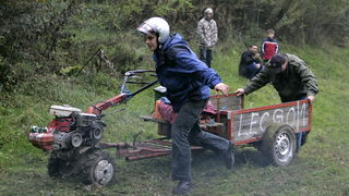 Orahovica, 171010.
Nedaleko od orahovackog jezera na obroncima brda Ruzica grada odrzana je cetvrta po redu utrka motokultivatora i specijalnih vozila koja su izradjena od motora mjesalice za beton i mjenjaca automobila Lada Niva. Namjera organizatora utr