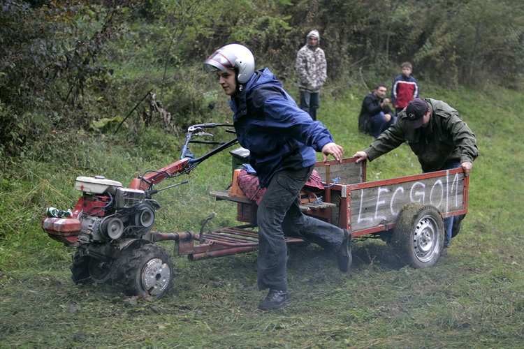 Orahovica, 171010.
Nedaleko od orahovackog jezera na obroncima brda Ruzica grada odrzana je cetvrta po redu utrka motokultivatora i specijalnih vozila koja su izradjena od motora mjesalice za beton i mjenjaca automobila Lada Niva. Namjera organizatora utr