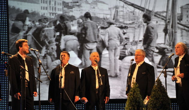 Split,  020912.Na poljudskom stadionu veceras je odrzana manifestacija “Ne damo te pismo nasa” na kojoj je nastupilo petnaestak klapa.Uz klape Bunari, Kumpanji, Cambi-Split, HRM, Maslina nastupili su i gosti iz Slavonije Najbolji hrvatski tamburasi i Gaz