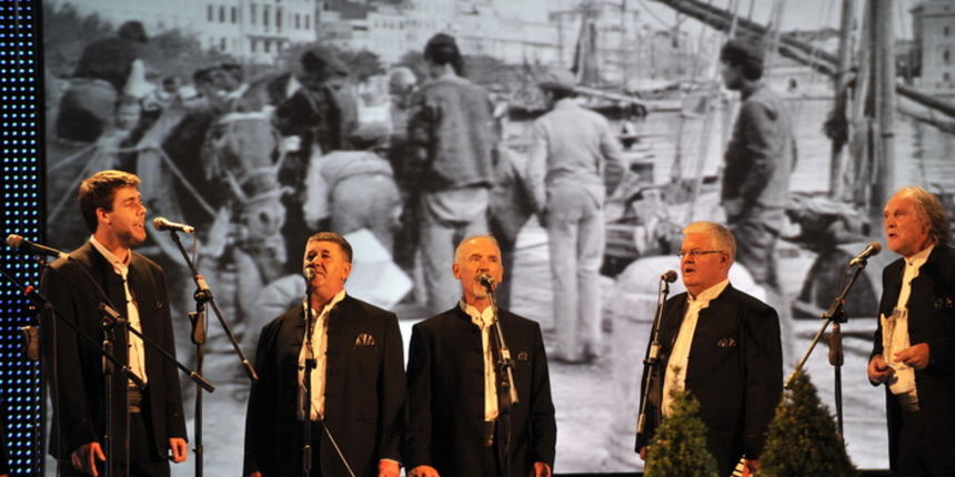 Split, 020912.Na poljudskom stadionu veceras je odrzana manifestacija “Ne damo te pismo nasa” na kojoj je nastupilo petnaestak klapa.Uz klape Bunari, Kumpanji, Cambi-Split, HRM, Maslina nastupili su i gosti iz Slavonije Najbolji hrvatski tamburasi i Gaz Split, 020912.Na poljudskom stadionu veceras je odrzana manifestacija “Ne damo te pismo nasa” na kojoj je nastupilo petnaestak klapa.Uz klape Bunari, Kumpanji, Cambi-Split, HRM, Maslina nastupili su i gosti iz Slavonije Najbolji hrvatski tamburasi i Gaz