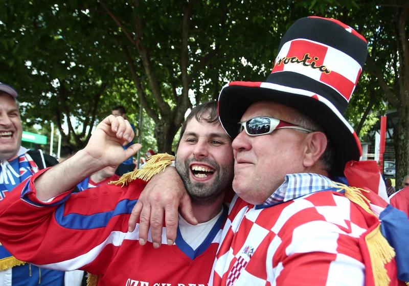 Hrvatski navijači okupirali Saint-Etienne pred utakmicu između Hrvatske i Češke. Photo: Sanjin Strukić/PIXSELL
