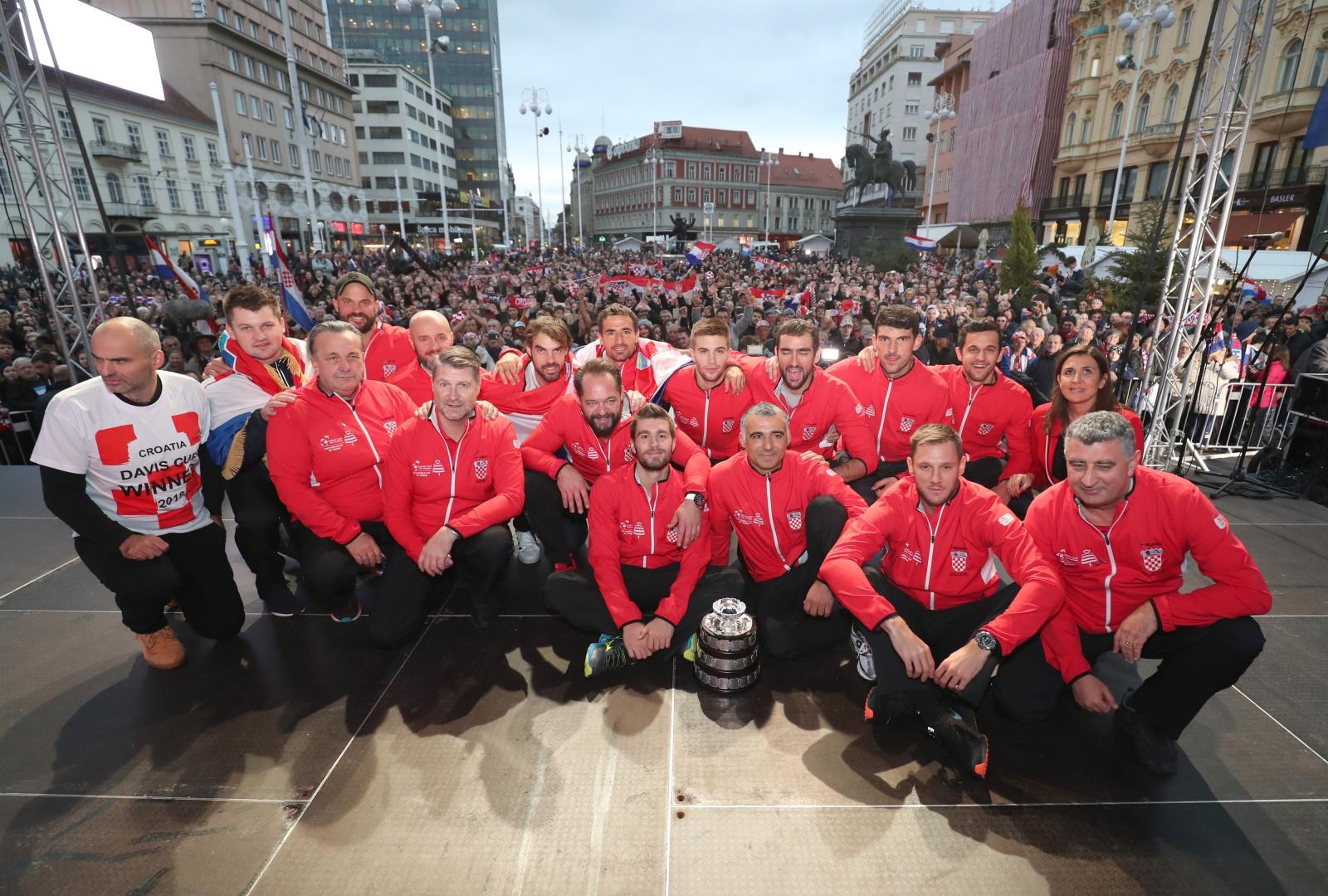 Zlatne tenisače na Trgu bana Josipa Jelačića dočekale tisuće navijača Zlatne tenisače na Trgu bana Josipa Jelačića dočekale tisuće navijača