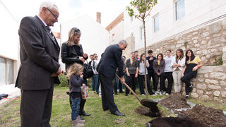 Župan Stipe Zrilić posadio trešnju u dvorištu nove zgrade KLZ-a, foto: Darko Belančić Župan Stipe Zrilić posadio trešnju u dvorištu nove zgrade KLZ-a, foto: Darko Belančić