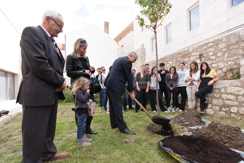 Župan Stipe Zrilić posadio trešnju u dvorištu nove zgrade KLZ-a, foto: Darko Belančić Župan Stipe Zrilić posadio trešnju u dvorištu nove zgrade KLZ-a, foto: Darko Belančić