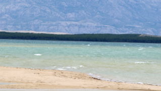 Zadar, 230610.
Zbog bure nije bilo guzve na Ninskim plazama.Do nekih plaza je bilo lakse nositi biciklu preko mora nego voziti okolnim putevima.
Foto : Vladimir Ivanov / CROPIX
