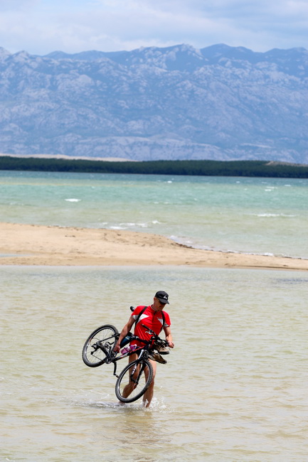 Zadar, 230610.
Zbog bure nije bilo guzve na Ninskim plazama.Do nekih plaza je bilo lakse nositi biciklu preko mora nego voziti okolnim putevima.
Foto : Vladimir Ivanov / CROPIX