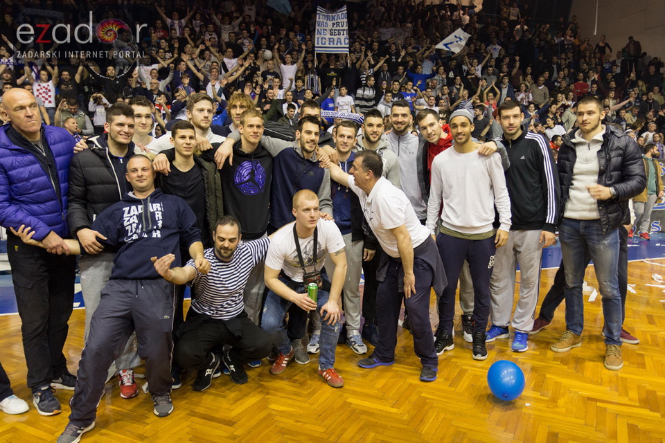 Humanitarno gledanje utakmice Zadar-Cibona (85-84) u Jazinama Humanitarno gledanje utakmice Zadar-Cibona (85-84) u Jazinama