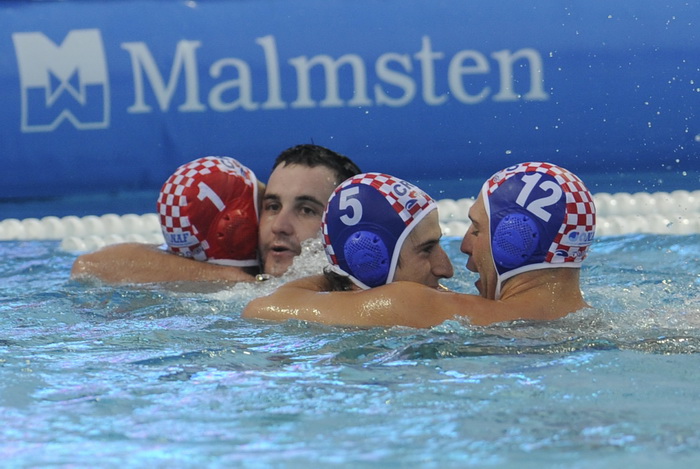 Zagreb, 070910.Bazen na Savi.29. Europsko Prvenstvo u vaterpolu, prva polufinalna susret izmedju Hrvatske i Srbije.Na slici: slavlje nakon zavrsetka i pobjede nad srbima te ulazak u finale.Foto: Drago Sopta / CROPIX