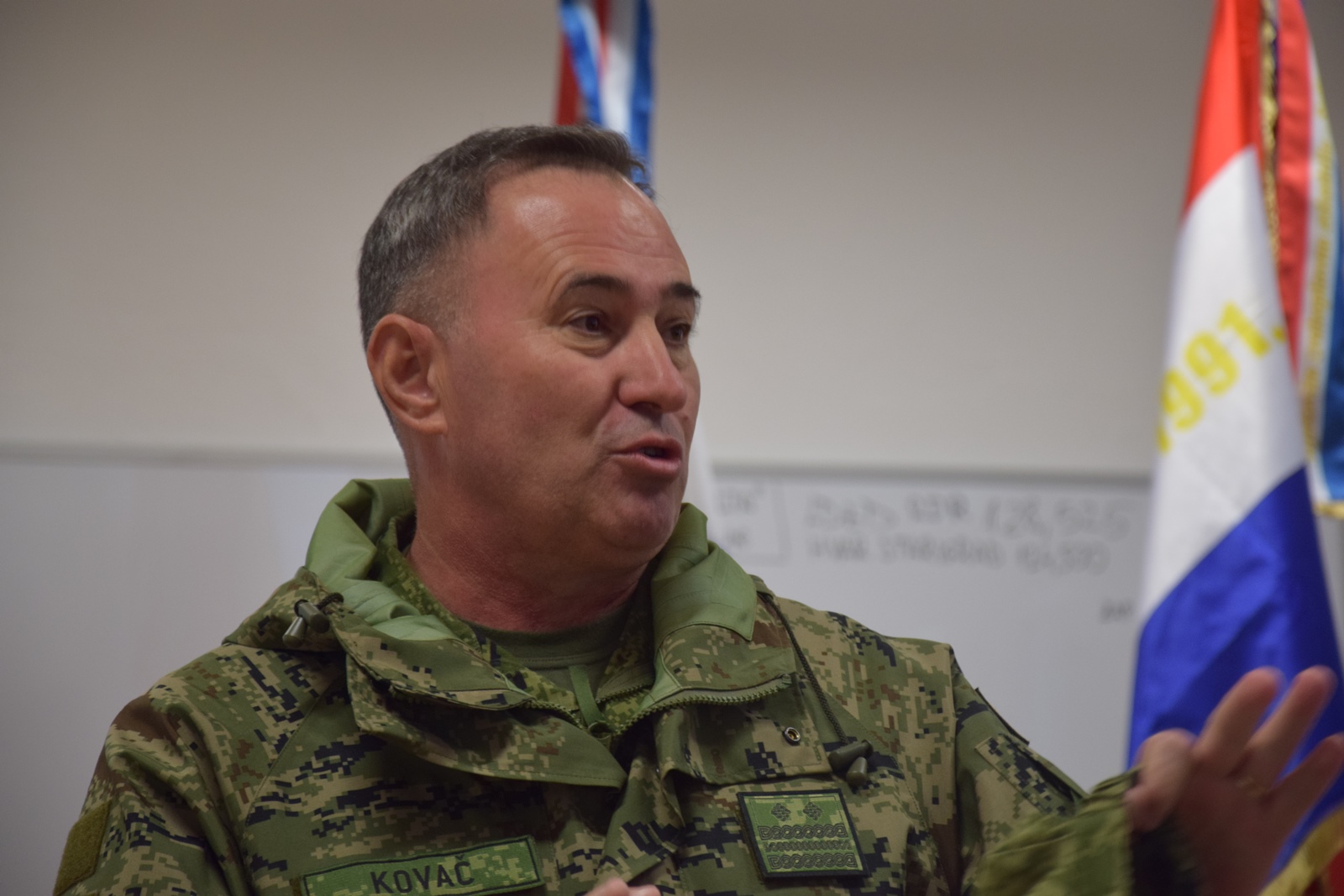 Ministar Krstičević posjetio eskadrilu transportnih helikoptera Ministar Krstičević posjetio eskadrilu transportnih helikoptera