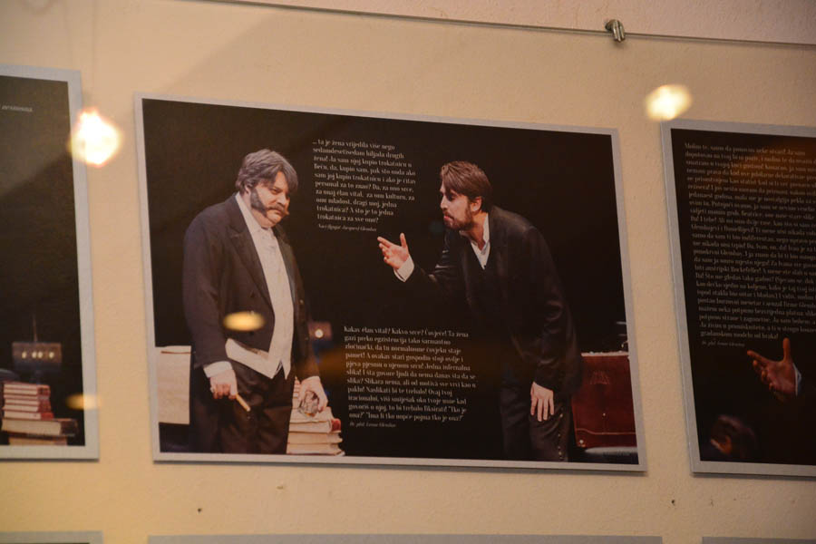 U caffe galeriji “Đina” otvorena izložba “Gospoda Glembajevi” U caffe galeriji “Đina” otvorena izložba “Gospoda Glembajevi”