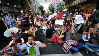 Skopje, 080611.
Veceras je u Skopju odrzan prosvjed protiv policijskog nasilja. Povod je ubojstvo 22-godisnjeg Martina Neshkovskog kojeg je u nedjelju navecer na trgu kada se slavila pobjeda nakon izbora, do smrti pretukao Igor Spasov, pripadnik makedons Skopje, 080611.
Veceras je u Skopju odrzan prosvjed protiv policijskog nasilja. Povod je ubojstvo 22-godisnjeg Martina Neshkovskog kojeg je u nedjelju navecer na trgu kada se slavila pobjeda nakon izbora, do smrti pretukao Igor Spasov, pripadnik makedons