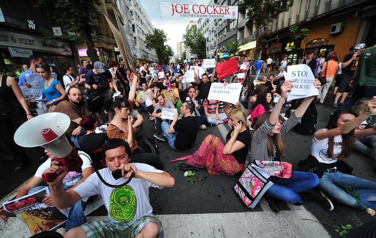 Skopje, 080611.
Veceras je u Skopju odrzan prosvjed protiv policijskog nasilja. Povod je ubojstvo 22-godisnjeg Martina Neshkovskog kojeg je u nedjelju navecer na trgu kada se slavila pobjeda nakon izbora, do smrti pretukao Igor Spasov, pripadnik makedons Skopje, 080611.
Veceras je u Skopju odrzan prosvjed protiv policijskog nasilja. Povod je ubojstvo 22-godisnjeg Martina Neshkovskog kojeg je u nedjelju navecer na trgu kada se slavila pobjeda nakon izbora, do smrti pretukao Igor Spasov, pripadnik makedons