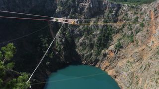 Rap jumping, Crveno jezero