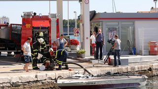 Oko 14 sati na benzinskoj stanici na Branimirovoj obali izbio je požar na gliseru. Požar su ugasili vatrogasci, a gliser je u potpunosti uništen. Photo: Dino Stanin/PIXSELL