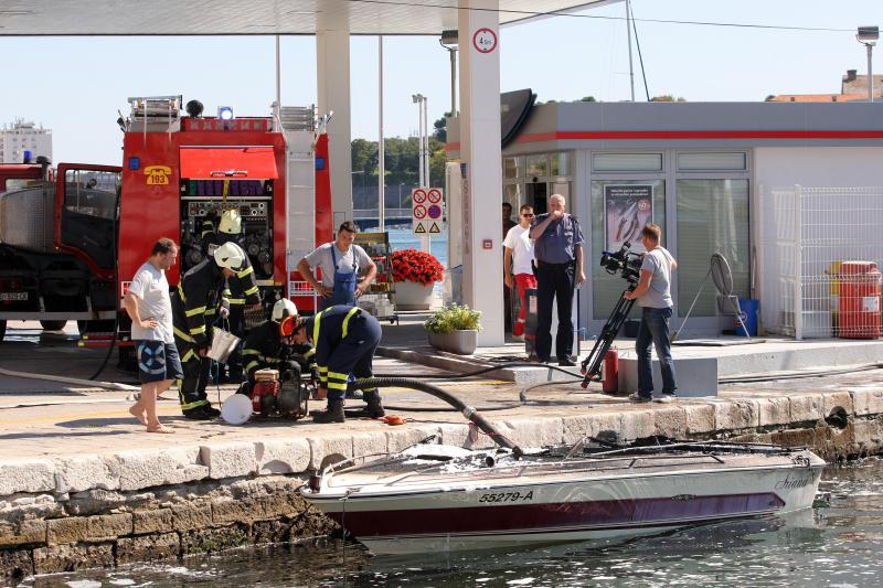 Oko 14 sati na benzinskoj stanici na Branimirovoj obali izbio je požar na gliseru. Požar su ugasili vatrogasci, a gliser je u potpunosti uništen. Photo: Dino Stanin/PIXSELL