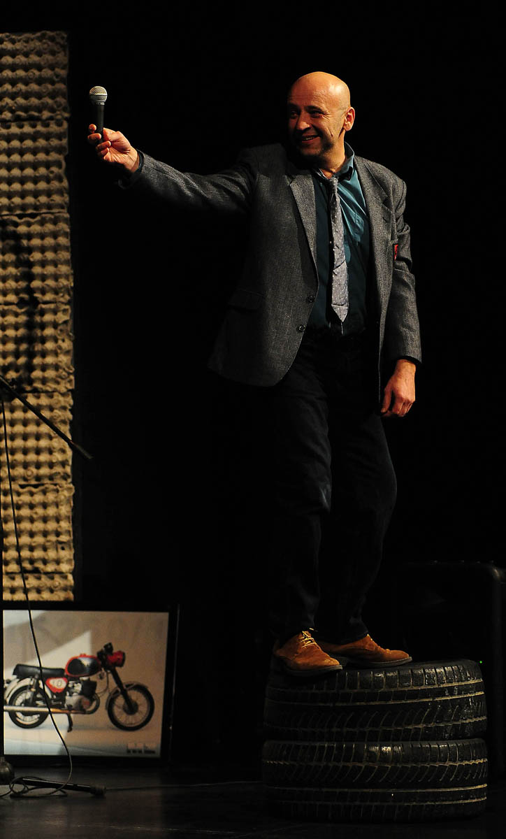 Zadar, 13.3.2014. snimio: Nenad Marčev 
Borivoj Radaković 
GRUPA 
redatelj: Mario Kovač 
igraju: Sreten Mokrović, Ranko Zidarić, 
Ivica Zadro i Iva Visković 
Kazalište KNAP (Kazalište na Peščenici) 
Dvorana HNK Zadar