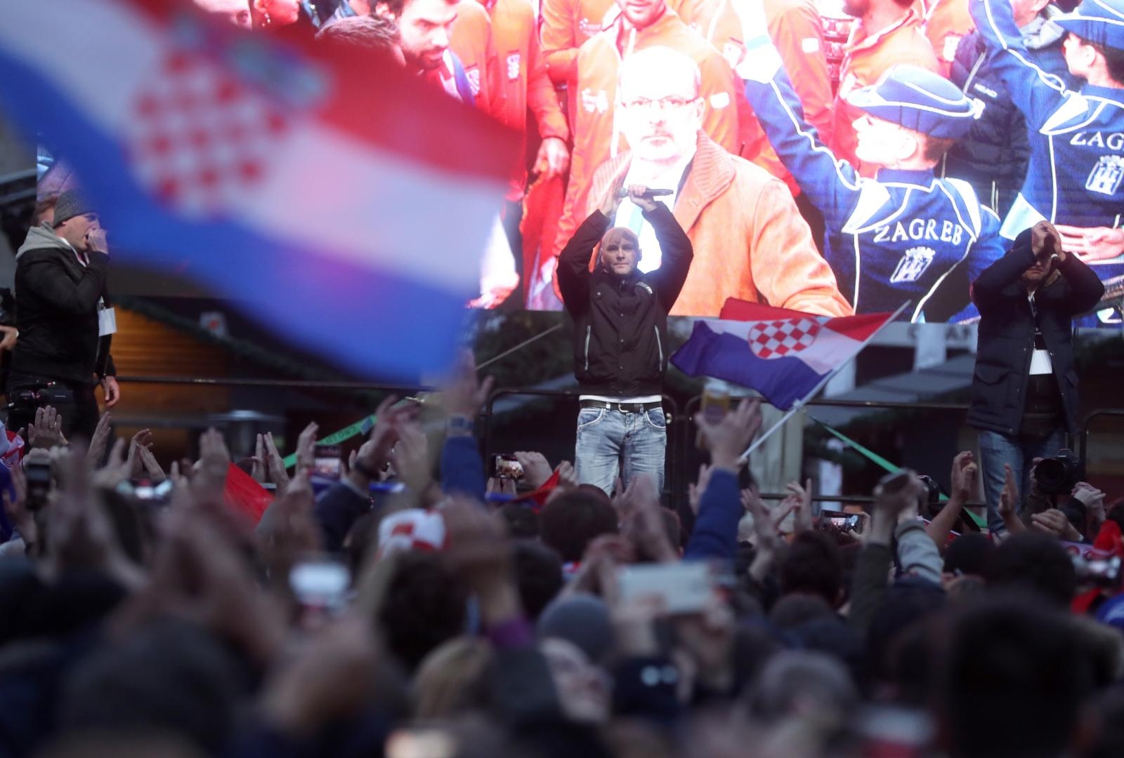 Zlatne tenisače na Trgu bana Josipa Jelačića dočekale tisuće navijača Zlatne tenisače na Trgu bana Josipa Jelačića dočekale tisuće navijača