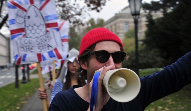 Zagreb, 231111.
Rodnik bend designer koji ce svoje kreacije pokazati na sutrasnjem Fashion weeku izveo je protesni performans u Umjetnickom paviljonu i Zrinjevcu. Manekenke u Rodnikovim modelima  nakratko su prekinule ambijentalni izlozbeni projekt Ante R