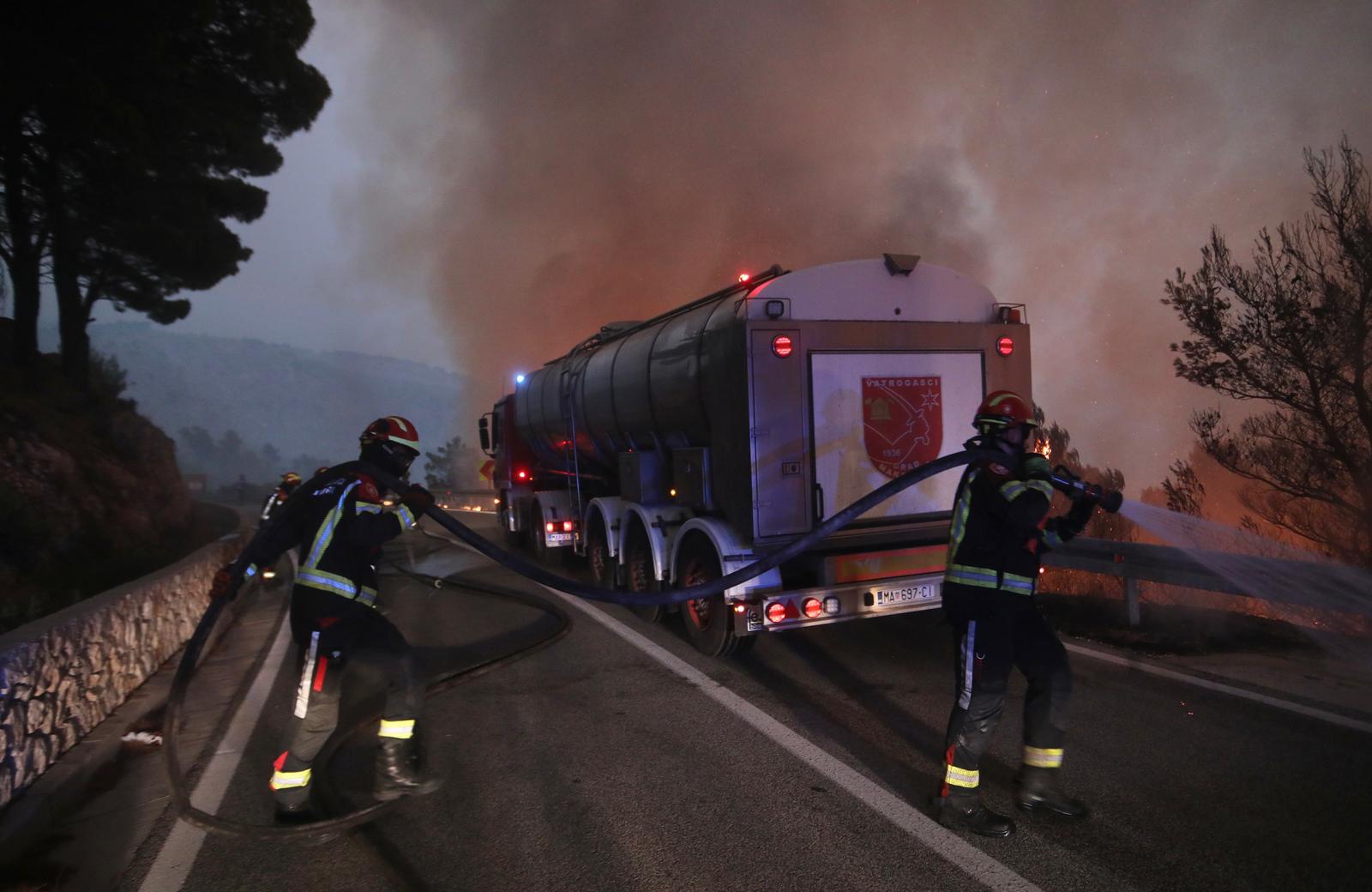 Tučepi: Požar se širi, zahvatio ranč i kuće, vatrogasci u akciji