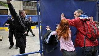 Zagreb, 170510.
Jutros su radnici HOTO grupe ogradili dio Varsavske ulice. Pocetak radova na prilazu buducoj garazi pratili su prosvjedi Zelene akcije a novi su najavljeni za utorak u 18 sati. Ogradjeno gradiliste budno su cuvali zastitari.
Prosvjednici r Zagreb, 170510.
Jutros su radnici HOTO grupe ogradili dio Varsavske ulice. Pocetak radova na prilazu buducoj garazi pratili su prosvjedi Zelene akcije a novi su najavljeni za utorak u 18 sati. Ogradjeno gradiliste budno su cuvali zastitari.
Prosvjednici r