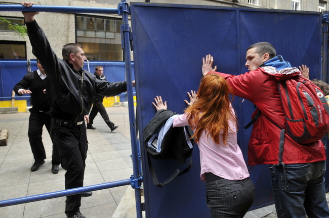 Zagreb, 170510.
Jutros su radnici HOTO grupe ogradili dio Varsavske ulice. Pocetak radova na prilazu buducoj garazi pratili su prosvjedi Zelene akcije a novi su najavljeni za utorak u 18 sati. Ogradjeno gradiliste budno su cuvali zastitari.
Prosvjednici r Zagreb, 170510.
Jutros su radnici HOTO grupe ogradili dio Varsavske ulice. Pocetak radova na prilazu buducoj garazi pratili su prosvjedi Zelene akcije a novi su najavljeni za utorak u 18 sati. Ogradjeno gradiliste budno su cuvali zastitari.
Prosvjednici r
