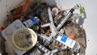 Clanovi i volonteri Udruge apstinenata za pomoc pri resocijalizaciji Porat proveli su u akciju ciscenja infektivnog otpada. U kapetanskom parku pronasli su nekoliko stotina odbacenih sprica i igala. Akcija je pokrenuta po dojavi gradjana o pronalasku odb Clanovi i volonteri Udruge apstinenata za pomoc pri resocijalizaciji Porat proveli su u akciju ciscenja infektivnog otpada. U kapetanskom parku pronasli su nekoliko stotina odbacenih sprica i igala. Akcija je pokrenuta po dojavi gradjana o pronalasku odb