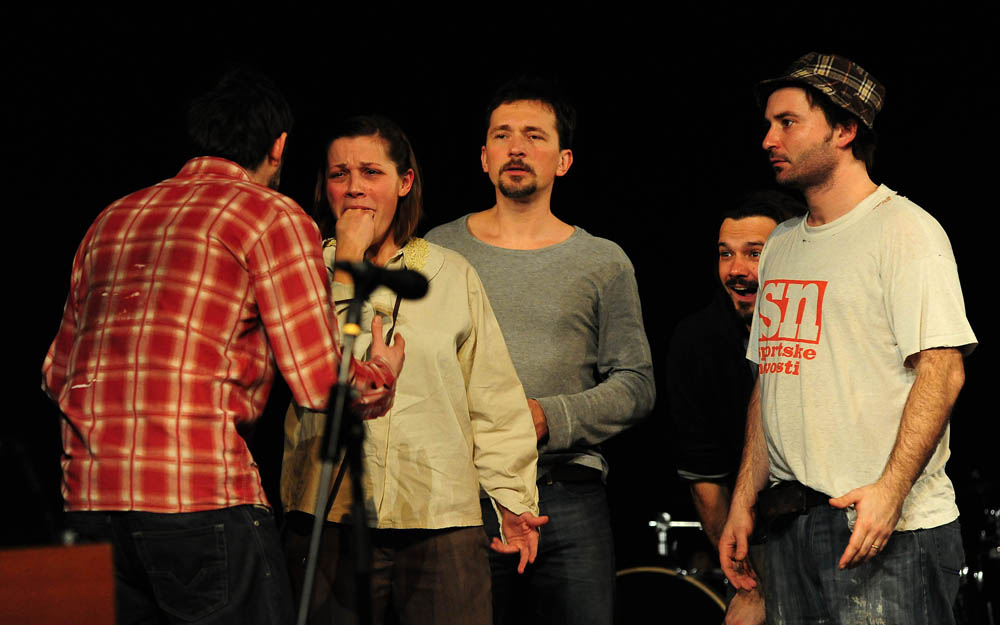 Zadar, 21.01.2013. snimio: Nenad Marčev
TEATAR EXIT, Zagreb
Saša Anočić
KAUBOJI
redatelj: Saša Anočić
igraju: Živko Anočić, Matija Antolić,
Hrvoje Barišić, Krunoslav Klabučar,
Rakan Rushaidat, Radovan Ruždjak i Ivana Rushaidat
izvan pre Zadar, 21.01.2013. snimio: Nenad Marčev
TEATAR EXIT, Zagreb
Saša Anočić
KAUBOJI
redatelj: Saša Anočić
igraju: Živko Anočić, Matija Antolić,
Hrvoje Barišić, Krunoslav Klabučar,
Rakan Rushaidat, Radovan Ruždjak i Ivana Rushaidat
izvan pre