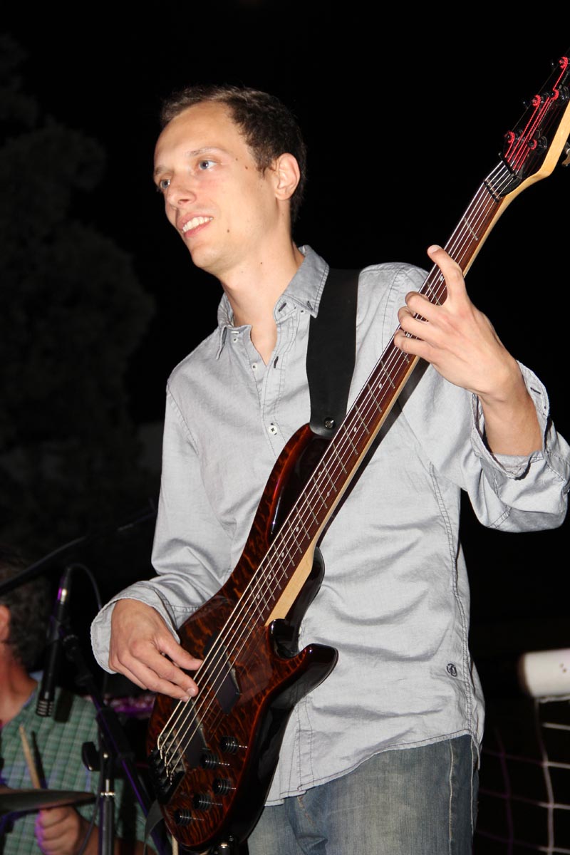 Na Stanovima se Kraljica mira slavi već preko 20 godina, a sinoćnjim misnim slavljem, procesijom i kasnije koncertom na školskom igralištu Stanarci su proslavili još jednu feštu. Koncert su održali grupa Dalmatico i Ivica Sikirić Ićo, foto: I. Perinčić Na Stanovima se Kraljica mira slavi već preko 20 godina, a sinoćnjim misnim slavljem, procesijom i kasnije koncertom na školskom igralištu Stanarci su proslavili još jednu feštu. Koncert su održali grupa Dalmatico i Ivica Sikirić Ićo, foto: I. Perinčić