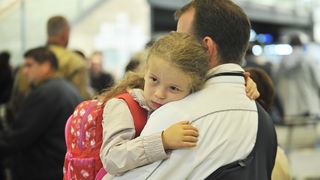 Zagreb, 250912.
Zracna luka Zagreb.
Jutros je iz zagrebacke zracne luke s roditeljima otputovala djevojcica Stephanie Milda (5), koja boluje od teske malformacije mozga.
Za operaciju u Chicagu humanitarnim akcijama i dobrovoljnim prilozima prikupljeno je
