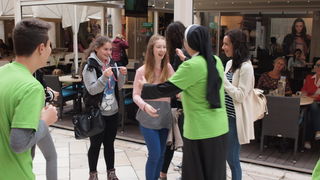 Prvi dan akcije “72 sata bez kompromisa”. Zagrlitelji na Kalelargi. Foto: Ines Grbić Prvi dan akcije “72 sata bez kompromisa”. Zagrlitelji na Kalelargi. Foto: Ines Grbić