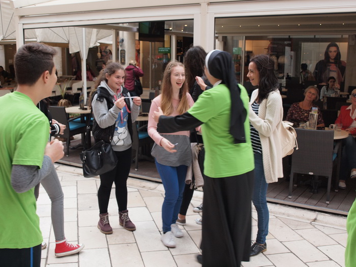 Prvi dan akcije “72 sata bez kompromisa”. Zagrlitelji na Kalelargi. Foto: Ines Grbić Prvi dan akcije “72 sata bez kompromisa”. Zagrlitelji na Kalelargi. Foto: Ines Grbić