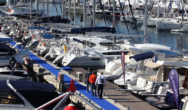 Zadar, 211010.
U Biogradu se odzava Biograd boat show, izlozba plovila s rekordnim brojem od 230 plovila te vise od 185 izlagaca. Na sajmu je odrzano nekoliko premijera novih brodova.
Na fotografiji: detalj sa sajma.
Foto: Vladimir Ivanov / CROPIX