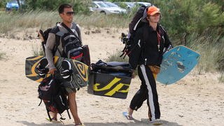 Zadar, 230610.
Bura na podrucju Nina najvise razveseli surfere i kitere koji uzivaju surfajuci okolnim plazama.Obicnim kupacima za odlazak na plazu treba samo rucnik dok surferi nose malo vise opreme.
Foto : Vladimir Ivanov / CROPIX