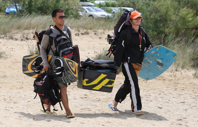 Zadar, 230610.
Bura na podrucju Nina najvise razveseli surfere i kitere koji uzivaju surfajuci okolnim plazama.Obicnim kupacima za odlazak na plazu treba samo rucnik dok surferi nose malo vise opreme.
Foto : Vladimir Ivanov / CROPIX