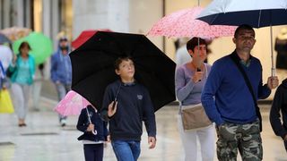 Kisni dan u centru grada nije omeo turiste u setnji i razgledavanju. Photo: Filip Brala/PIXSELL Kisni dan u centru grada nije omeo turiste u setnji i razgledavanju. Photo: Filip Brala/PIXSELL