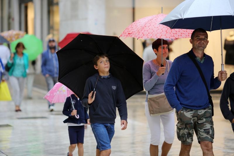 Kisni dan u centru grada nije omeo turiste u setnji i razgledavanju. Photo: Filip Brala/PIXSELL Kisni dan u centru grada nije omeo turiste u setnji i razgledavanju. Photo: Filip Brala/PIXSELL
