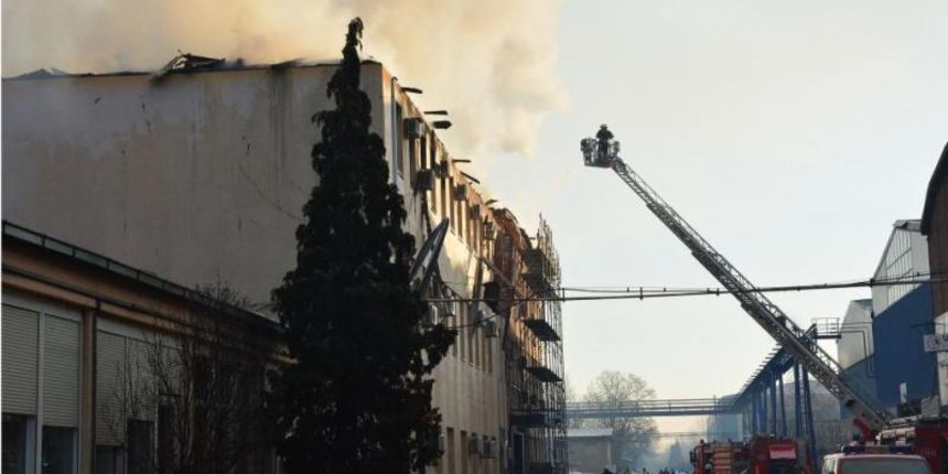 Slavonski Brod – Pozar na krovistu upravne zgrade Djuro Djakovic Termoenergetskih postrojenja izbio je jutros nesto prije 7 sati. Na mjesto dogadja odmah su stigli vatrogasci Javne vatrogasne postrojbe Slavonski Brod i policija, a gasenje pozara je jos uv