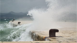 Lom valova na zadarskoj rivi 7. studenog 2014.  Foto: Marin Pitton