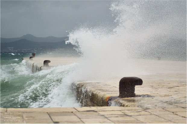 Lom valova na zadarskoj rivi 7. studenog 2014.  Foto: Marin Pitton