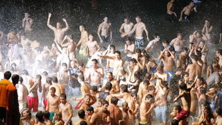 Split, 200810.
Koncert “Funk on the beach” u cast preminulog Dina Dvornika odrzan je na plazi Bacvice u organizaciji Deana Dvornika. Koncert je kasnio dva sata, dok je vise od 6 tisuca poklonika Dina Dvornika cekalo pocetak.
Foto: Duje Klaric / CROPIX Split, 200810.
Koncert “Funk on the beach” u cast preminulog Dina Dvornika odrzan je na plazi Bacvice u organizaciji Deana Dvornika. Koncert je kasnio dva sata, dok je vise od 6 tisuca poklonika Dina Dvornika cekalo pocetak.
Foto: Duje Klaric / CROPIX