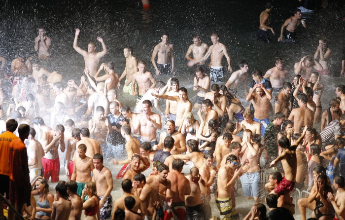 Split, 200810.
Koncert “Funk on the beach” u cast preminulog Dina Dvornika odrzan je na plazi Bacvice u organizaciji Deana Dvornika. Koncert je kasnio dva sata, dok je vise od 6 tisuca poklonika Dina Dvornika cekalo pocetak.
Foto: Duje Klaric / CROPIX Split, 200810.
Koncert “Funk on the beach” u cast preminulog Dina Dvornika odrzan je na plazi Bacvice u organizaciji Deana Dvornika. Koncert je kasnio dva sata, dok je vise od 6 tisuca poklonika Dina Dvornika cekalo pocetak.
Foto: Duje Klaric / CROPIX