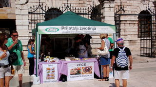 Štandovi i degustacija veganskih jela na Narodnom trgu, “Udruga Prijatelji životinja”