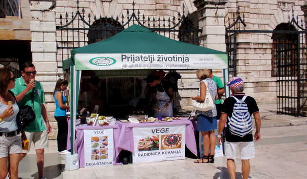 Štandovi i degustacija veganskih jela na Narodnom trgu, “Udruga Prijatelji životinja”