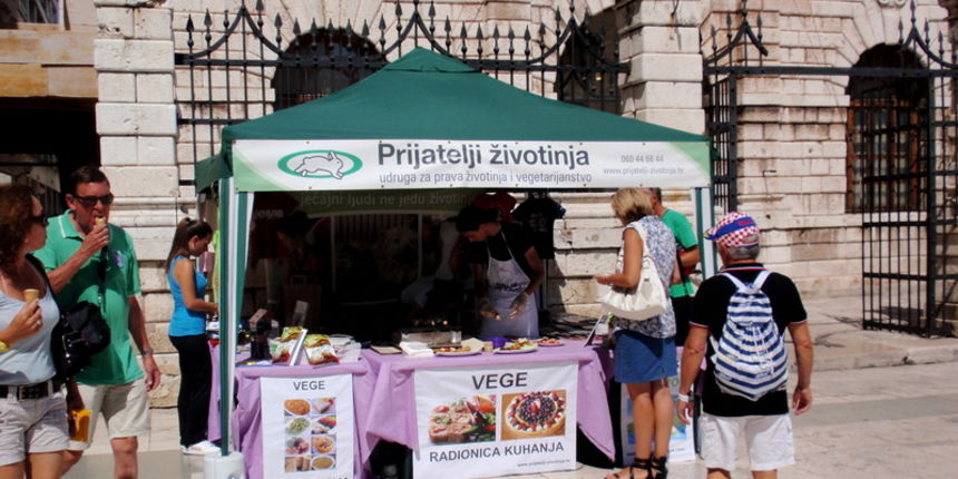 Štandovi i degustacija veganskih jela na Narodnom trgu, “Udruga Prijatelji životinja” Štandovi i degustacija veganskih jela na Narodnom trgu, “Udruga Prijatelji životinja”